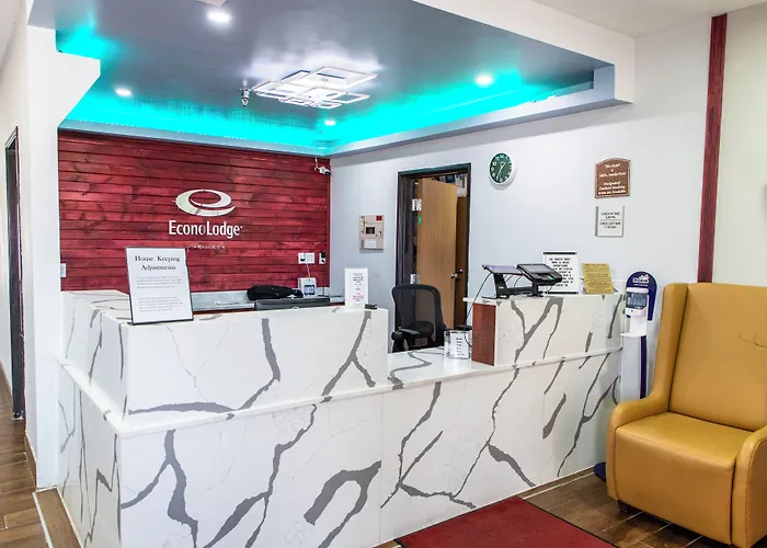 Hotel near College: Econo Lodge Fargo - West Acres