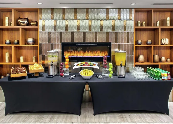 Hotel dichtbij College: Doubletree By Hilton Toronto Airport, On