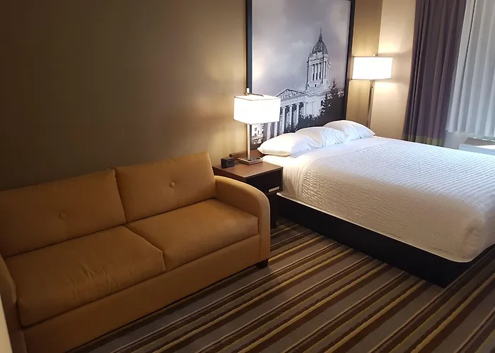 Super 8 By Wyndham Winnipeg West