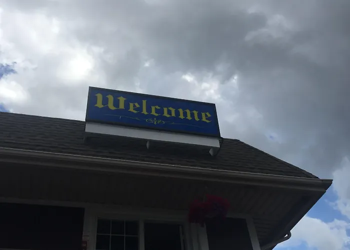 Hotel with pool: Niagara Falls Courtside Inn