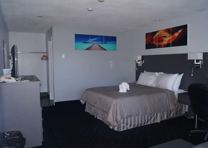 Hotels with pool Howard Johnson By Wyndham Gananoque