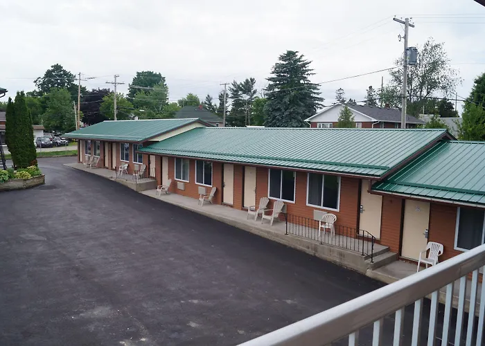 Hotels with pool Howard Johnson By Wyndham Gananoque