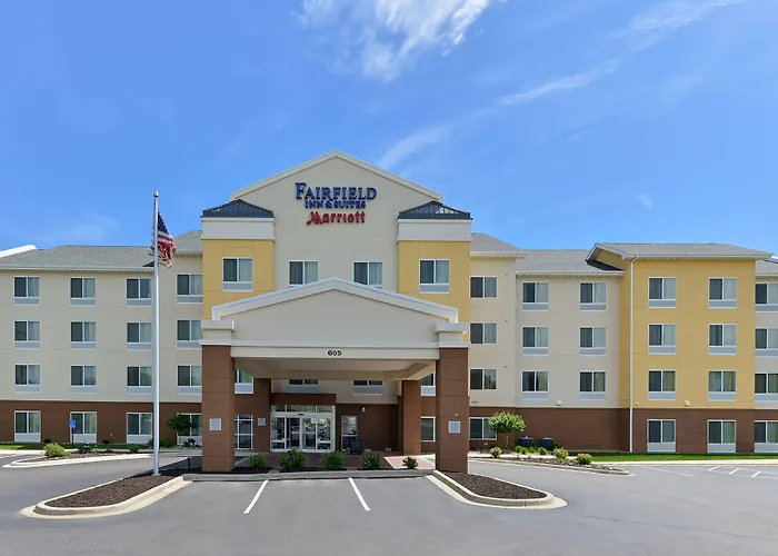 Hotel with pool: Fairfield Inn & Suites By Marriott Cedar Rapids