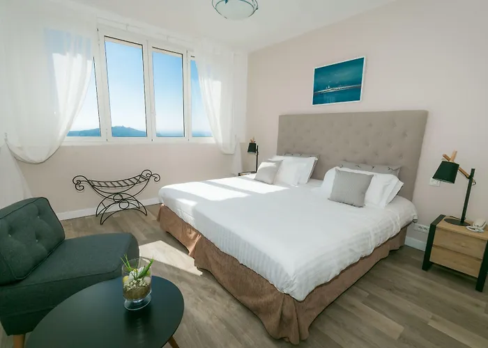 Hotel near College: Hotel La Fiancee Du Pirate