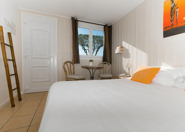 Hotel near College: Hotel La Fiancee Du Pirate