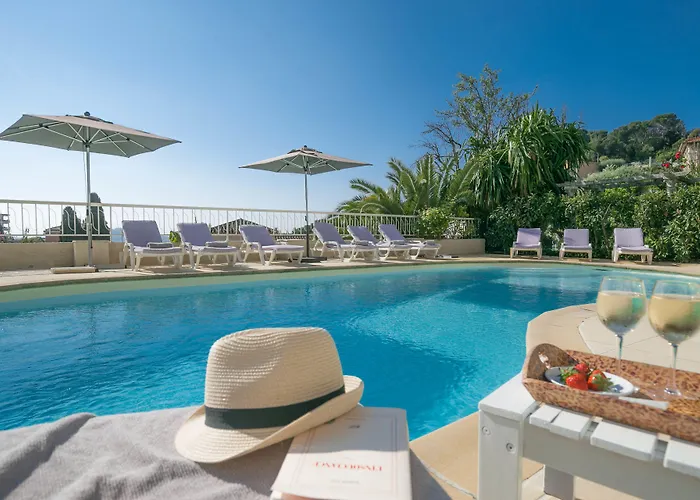 Hotel near College: Hotel La Fiancee Du Pirate