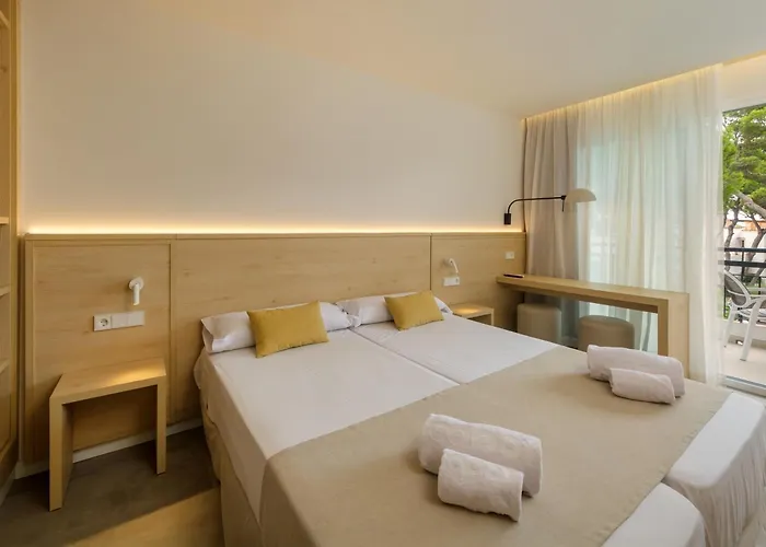 Hotel de 4 estrellas: Cabot Cala Ferrera