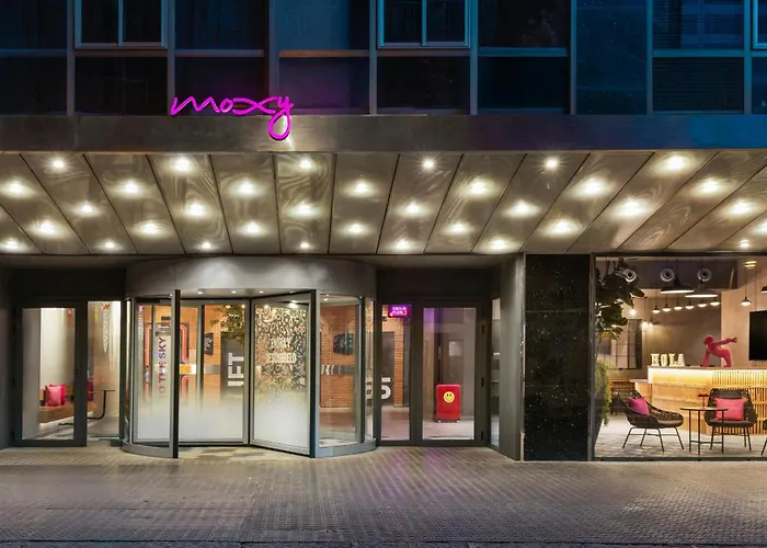 Hotel with pool: Moxy Barcelona