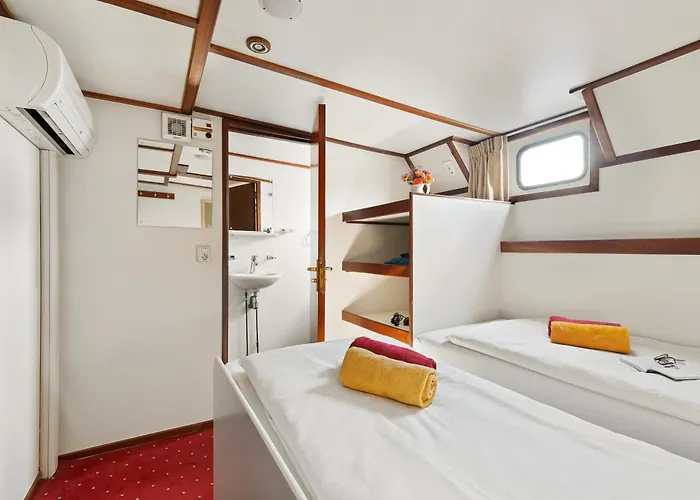Botel Sailing Home