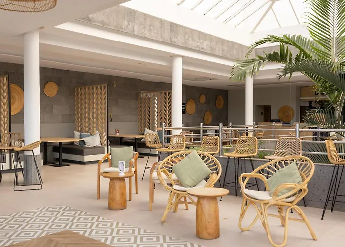 Pet Friendly hotel: Mynd Yaiza