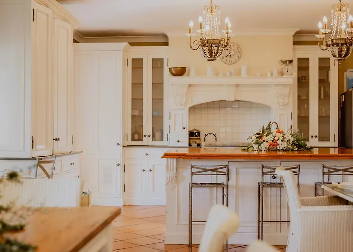 Pet Friendly hotel: Thistle Hill Guesthouse - Walk To Many Wineries And Restaurants