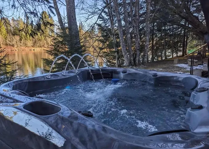  Riverfront Getaway With Hot Tub And Scenic Views