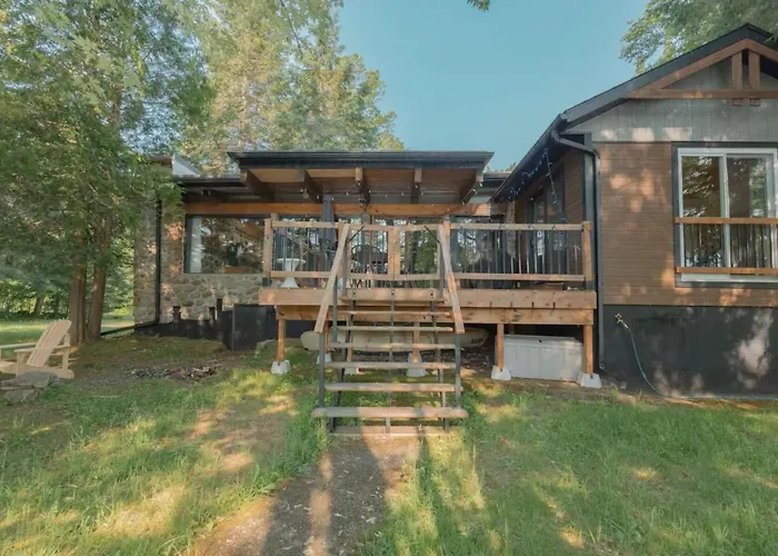  Riverfront Getaway With Hot Tub And Scenic Views