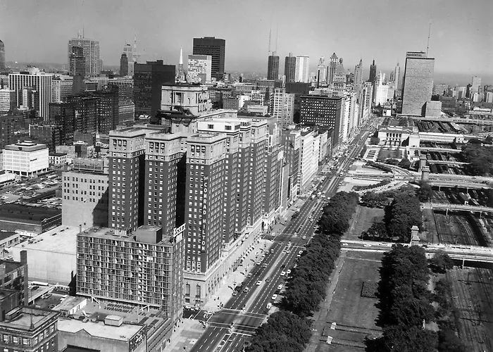 Hotels with pool Hilton Chicago