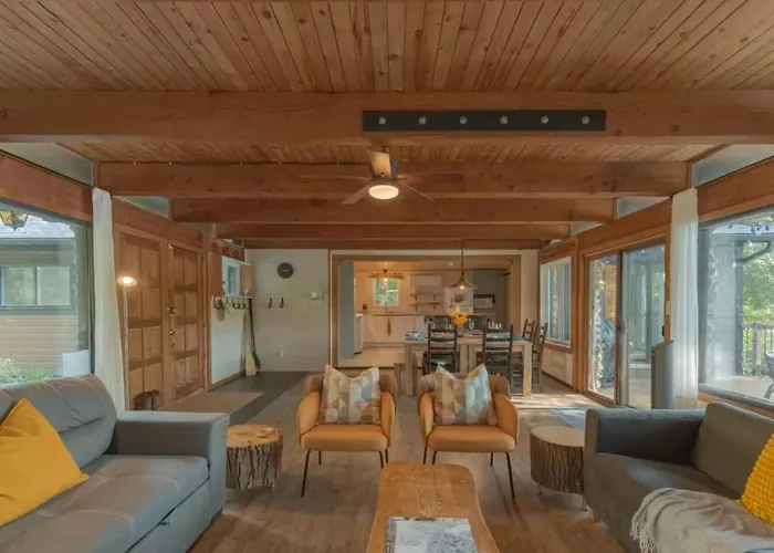  Riverfront Getaway With Hot Tub And Scenic Views