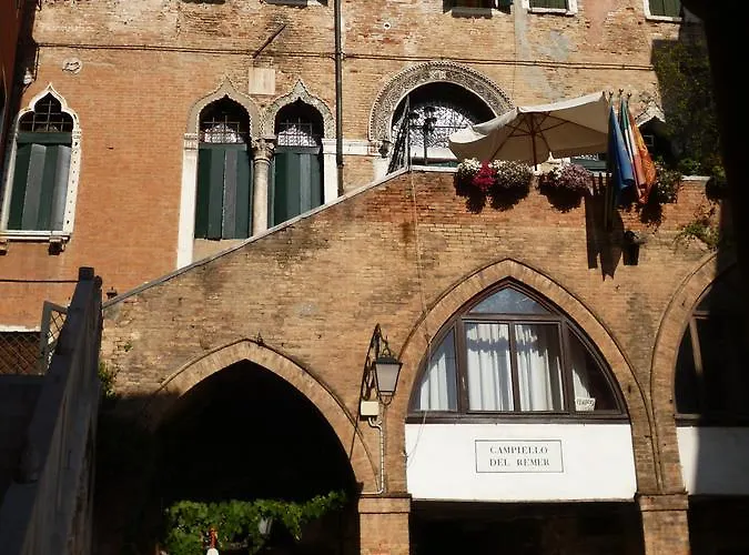 Guest house: Palazzo Lion Morosini - Check In Presso Locanda Ai Santi Apostoli