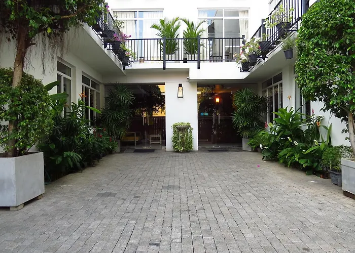 Cheap hotels Chapelton House