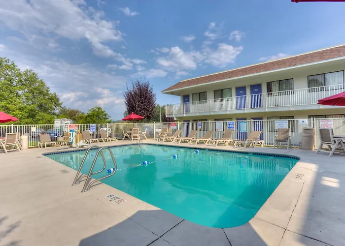 Cheap hotel: Motel 6-Troutdale, Or - Portland East