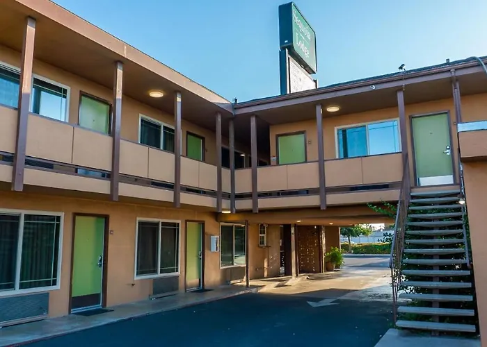 Cheap hotels Sequoia Lodge